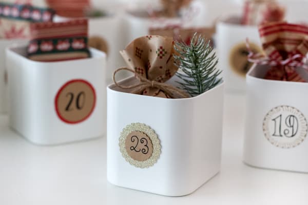 SKADIS Behälter mit Päckchen gefüllt für Adventskalender mit SKÅDIS