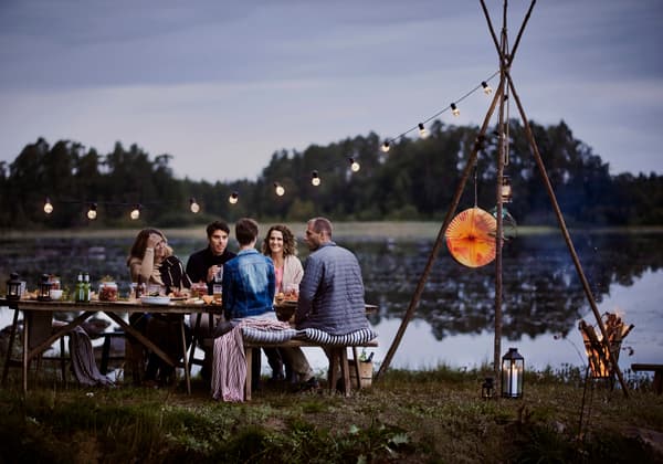 Skalldyrsfest utendørs ved vannet.