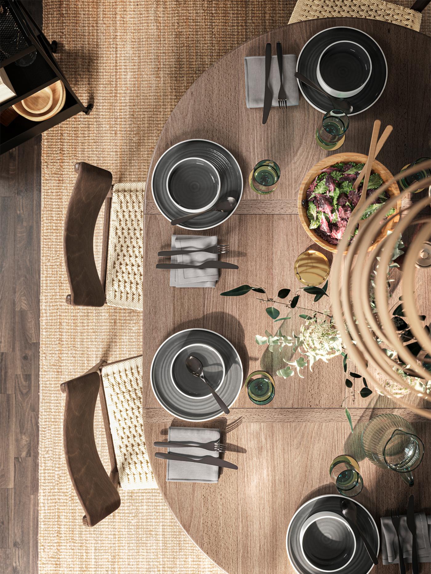 โต๊ะปรับขยายได้ทรงกลม SKANSNÄS/สกันสเนิส ไม้บีชสีน้ำตาล/วีเนียร์ ที่ปรับให้กว้างขึ้น โต๊ะจัดไว้สำหรับทานอาหาร มีจาน ชาม ช้อนส้อมมีด และอื่นๆ