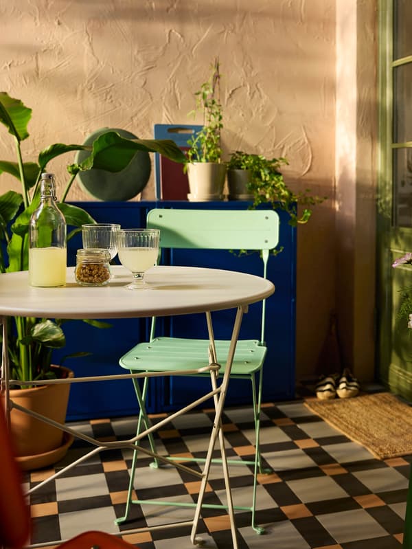 Skladací stolík a stolička SUNDSÖ na balkóne.