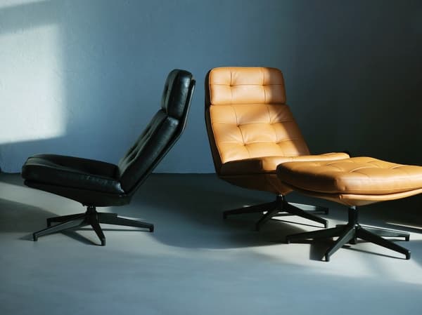 Skórzane fotele HAVBERG w kolorze brązowym i czarnym.