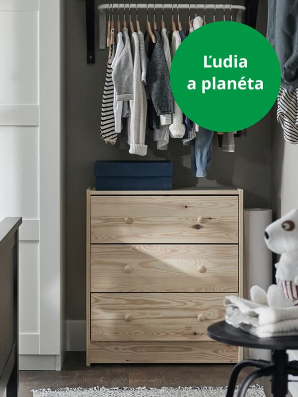Skrinka so zásuvkami RAST sa vyrába z prírodného masívneho dreva, ktoré zaujme svojou hrejivosťou a odolnosťou.