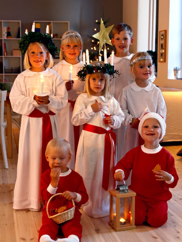 Skupinka dětí v kostýmech svaté Lucie a jejího doprovodu.