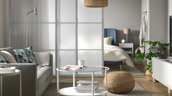 SKYTTA Schiebetür als Raumteiler zwischen einem Schlafzimmer und Wohnzimmer