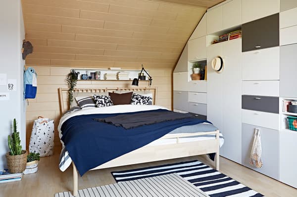 Slaapkamer met bedframe BJÖRKSNÄS en PLATSA kast