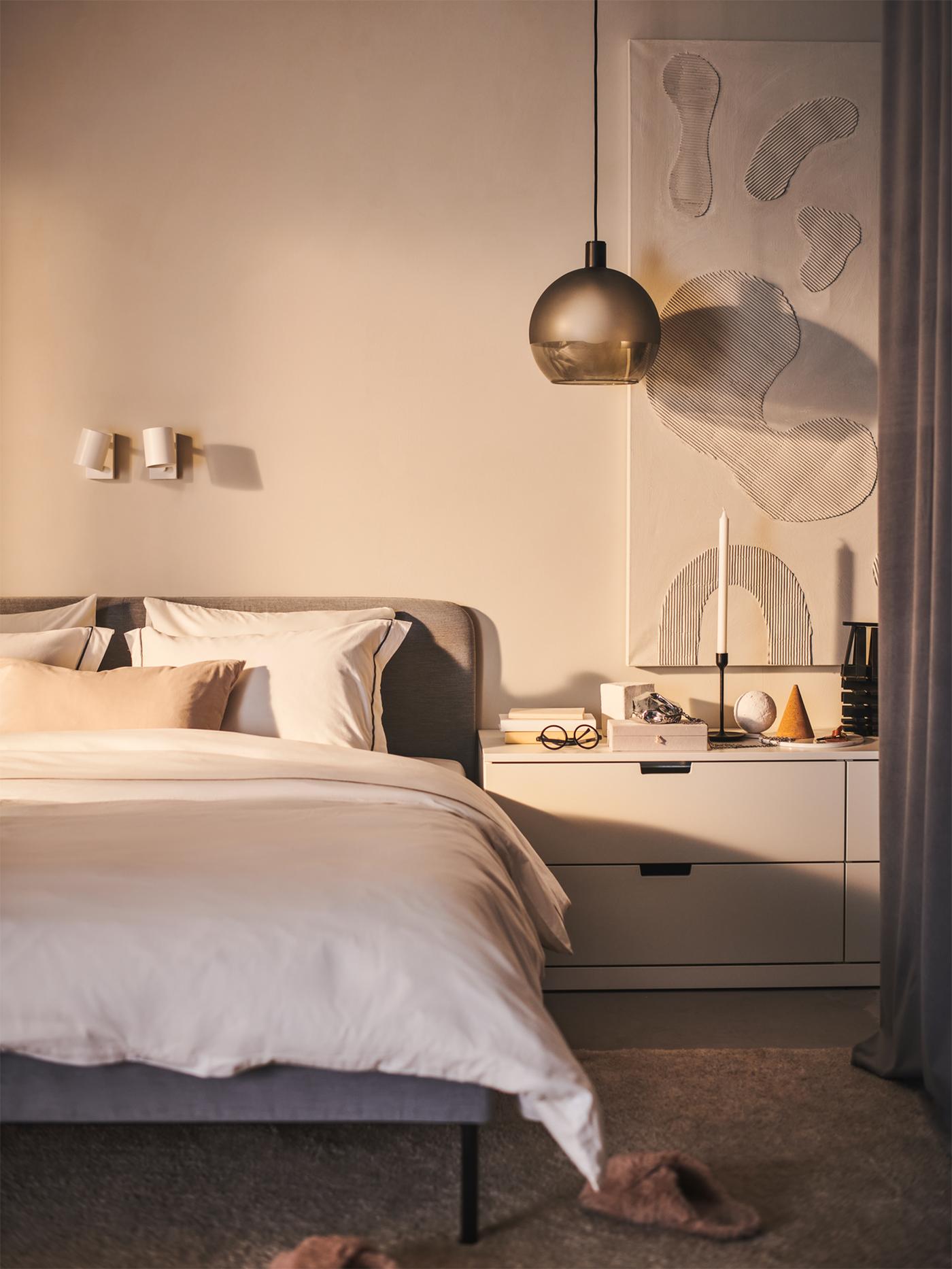 เตียงบุนวม SLATTUM/สลอททุม พร้อมเครื่องนอน SILVERTISTEL/ซิลเวอร์ทิสเทล ตั้งอยู่ถัดจากตู้ลิ้นชัก NORDLI/นูร์ดลี สีขาว