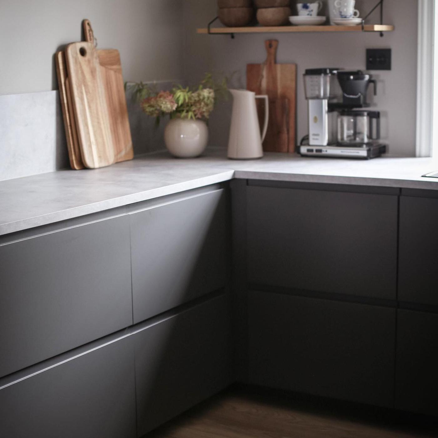 Sleek, grey METOD kitchen with VOXTORP fronts
