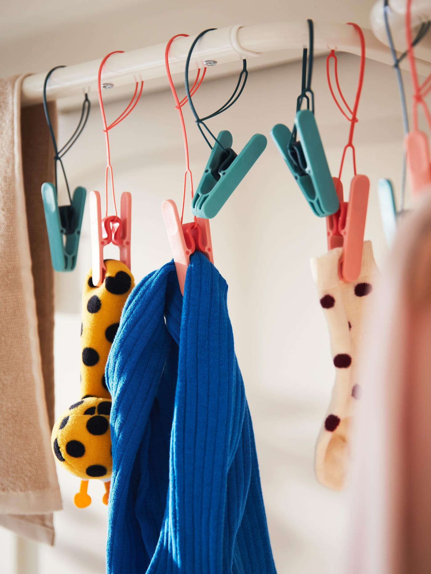 SLIBB hanging clothes pegs with tie hanging socks, children toys and napkins. 