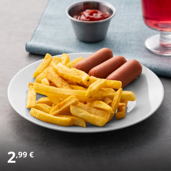 Small sausages with fries