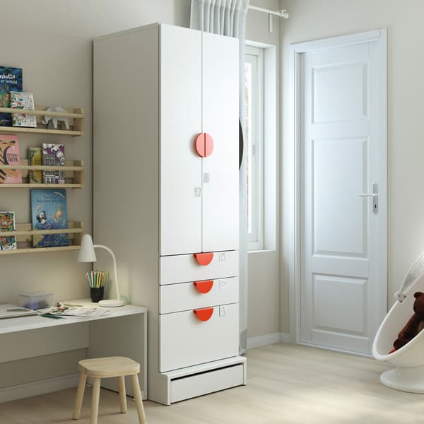 SMÅSTAD / UPPFÖRA wardrobe in white/pale pink with three drawers.