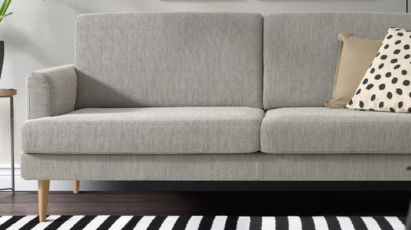 SMEDSTORP grå soffa med träben i retrostil. 