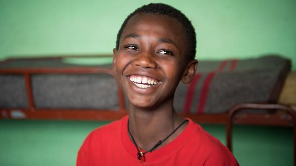 Smějící se chlapec z tábora pro děti ulice provozované partnerskou organizací Save the Children Retrak v Addis Abebě - hlavním městě Etiopie.