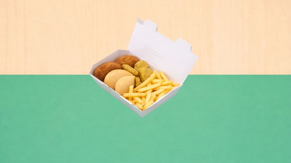 Snack box: 2pz panzerotti, 4pz bocconcini vegetali, 2pz crocchette di formaggio e patatine fritte 
