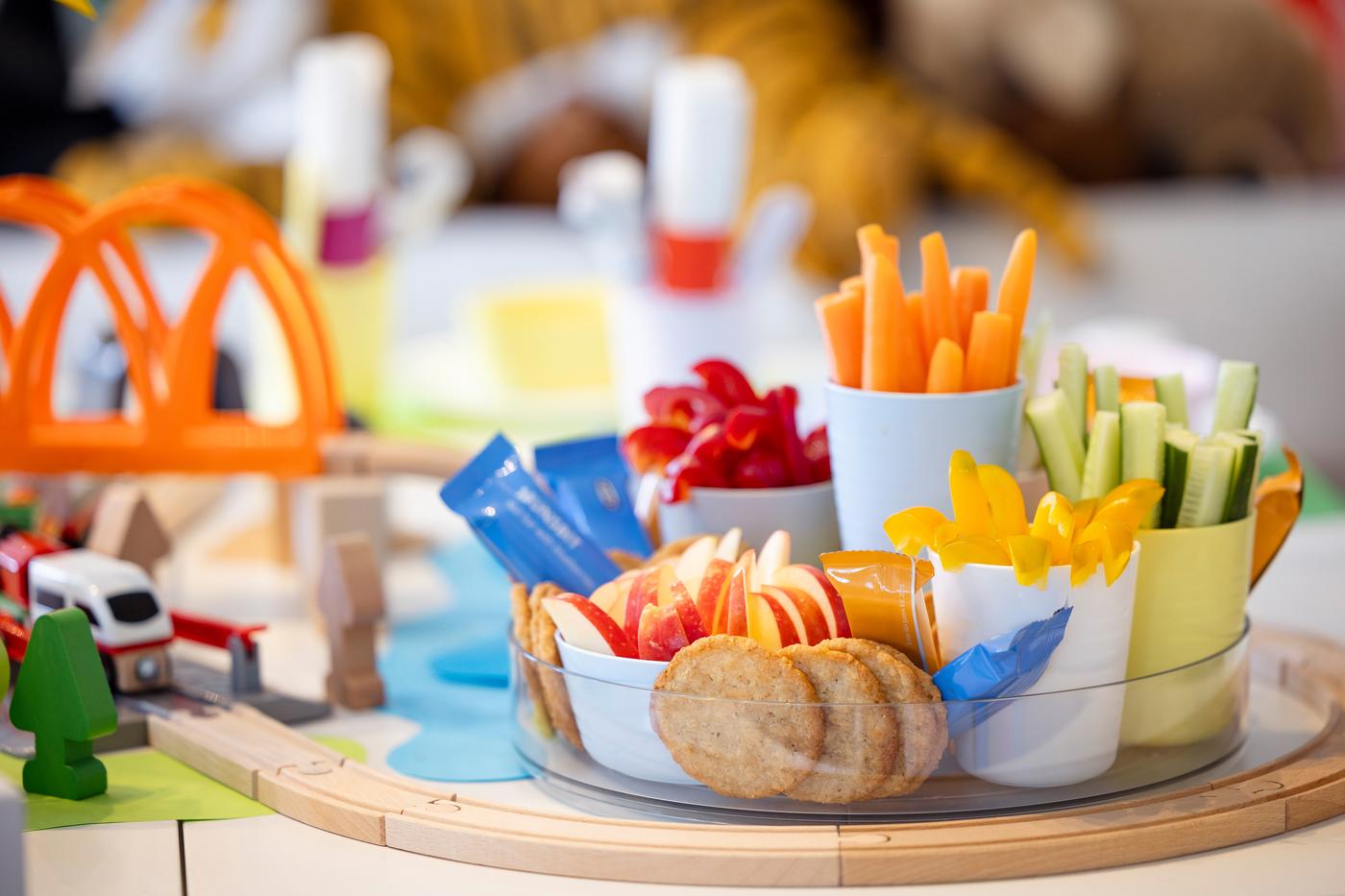 Snacks in KALAS Bechern angerichtet auf einem Drehteller.