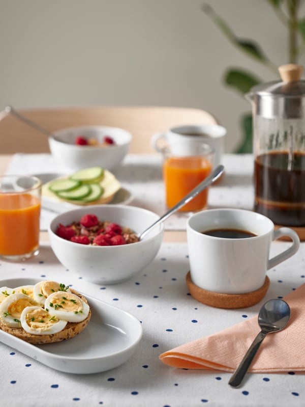 Snídaně v nádobí ze série IKEA 365+ na prostírání NISSÖGA.