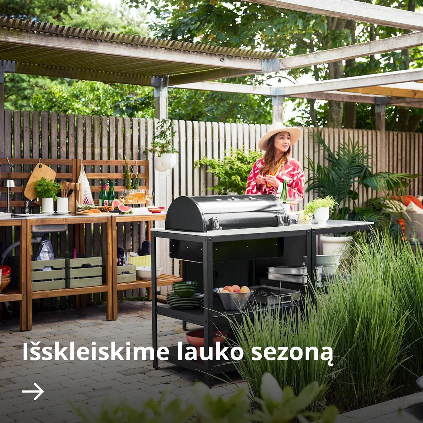 Sodo pavėsinė su juodos spalvos angline kepsnine GRILLSKÄR ir mediniais lauko virtuvės baldais NÄMMARÖ.
