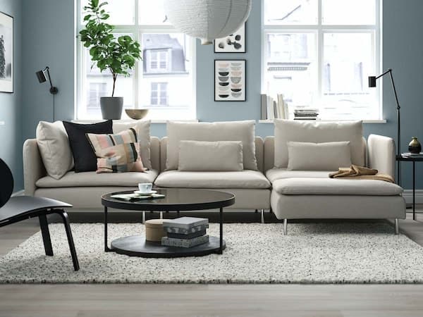 SÖDERHAMN Sofakombination in beige mit einer Recamière in einem Wohnzimmer.