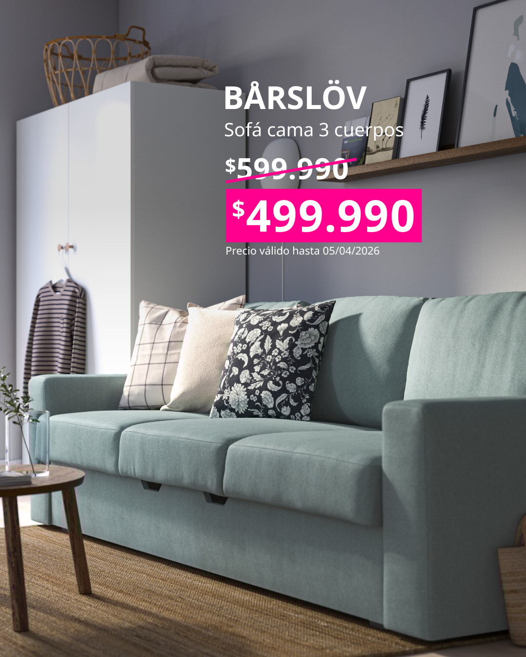 Sofá 3 cuerpos color petróleo en una salita de estar junto a una mesita de centro y alfombra de yute