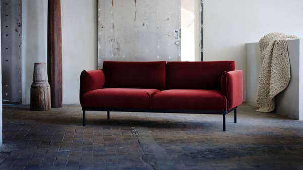 Sofa ÄPPLARYD berwarna merah-coklat dalam suasana gaya industri, kedesaan, dengan ambal SVÄRDBORG menutupi sebahagian dinding.