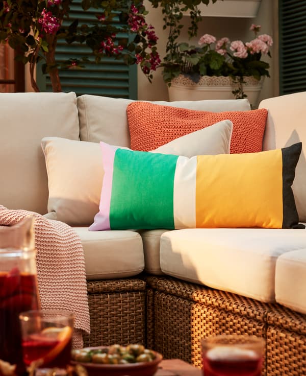 Sofá con coxíns de cores para a túa terraza chill out