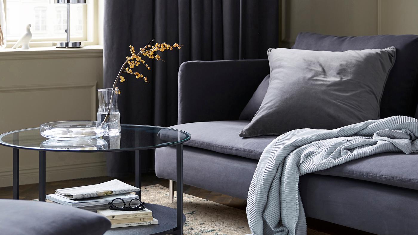 Sofá con una manta y una mesa de centro