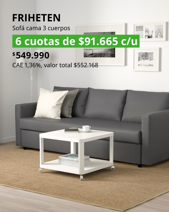 Sofá de tres cuerpos gris FRIHETEN junto a mesa de centro blanca