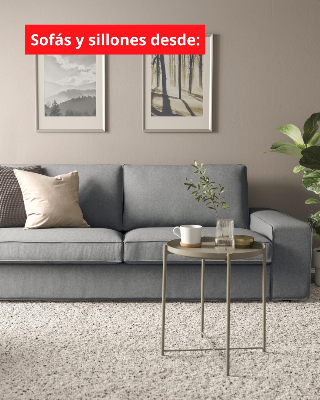 Sofá gris en sala con alfombra beige