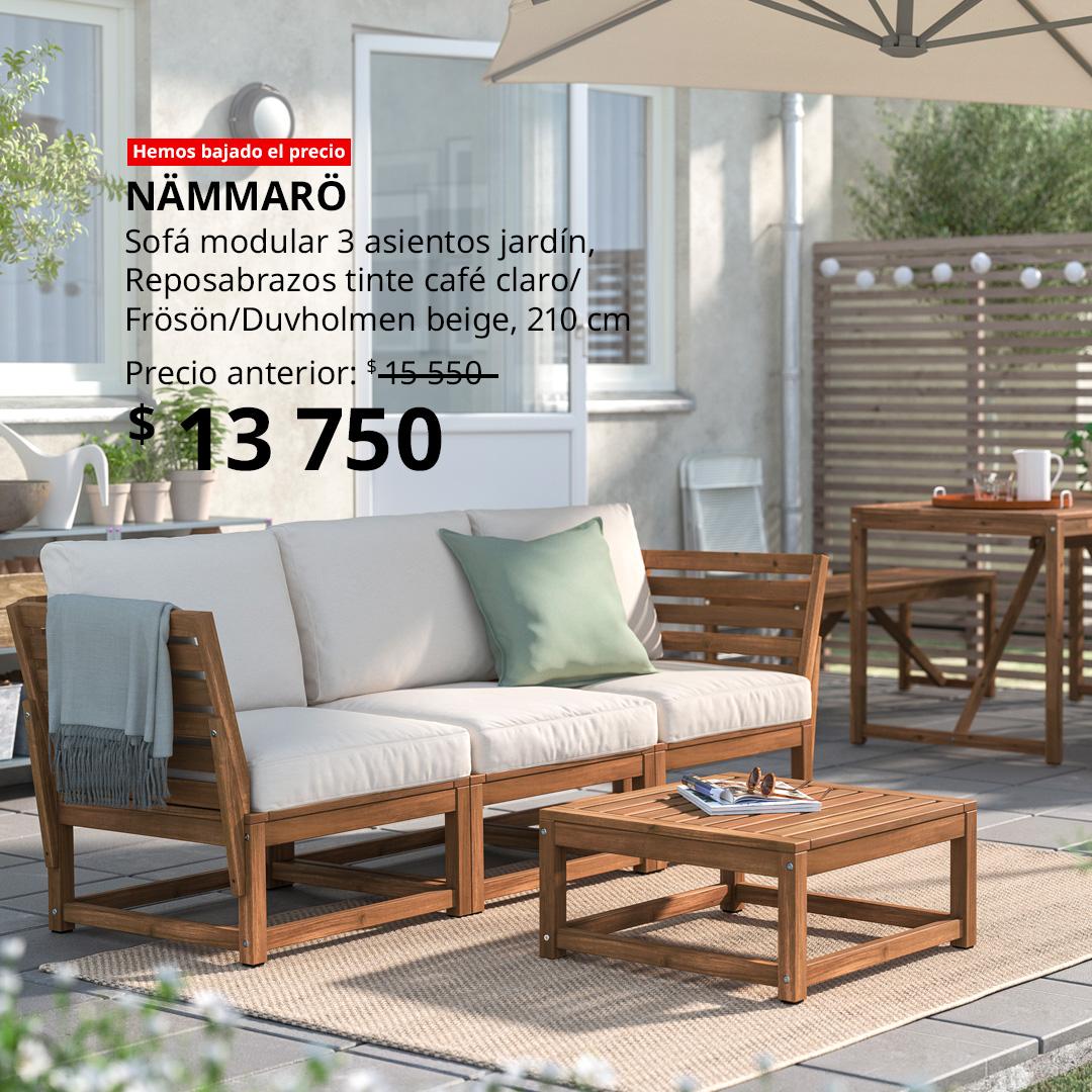 Sofá modular NÄMMARÖ en madera de 3 sientos con cojines claros, colocado en una terraza con una mesa baja y una sombrilla.