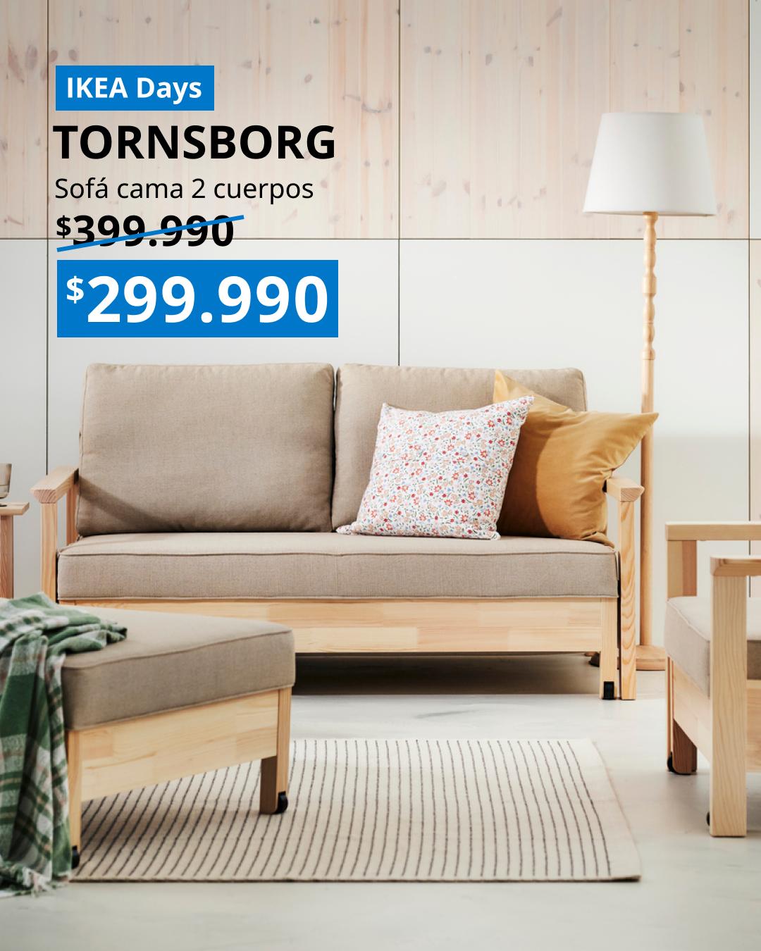 Sofá TORNSBORG de 2 plazas tapizado en Naggen beige con detalles en color pino, de estilo acogedor y moderno.