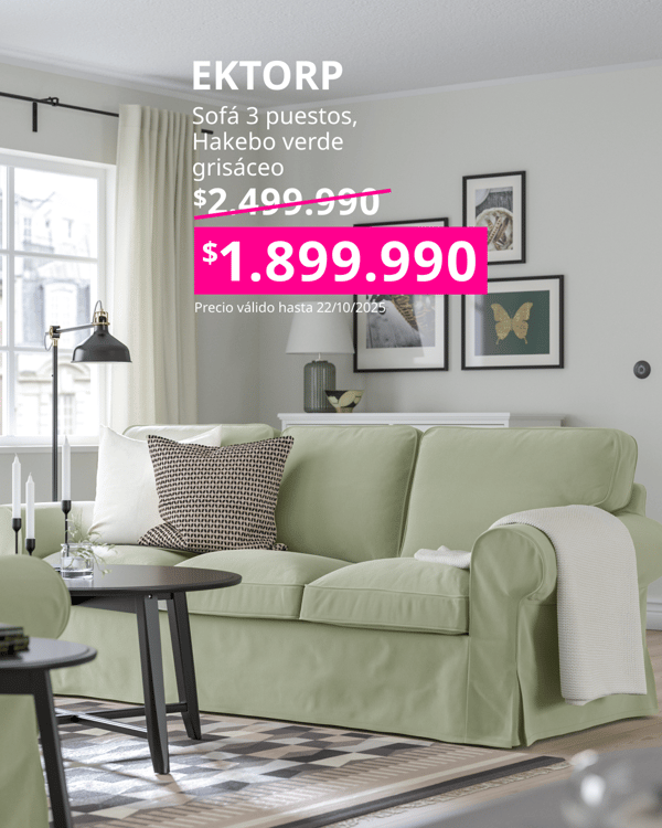 Sofá verde de 3 puestos EKTORP con cojines blancos sobre el.
