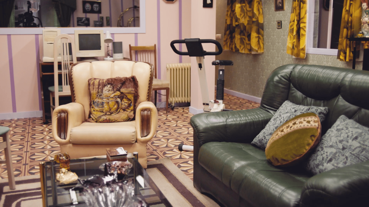 Sofás de piel beige y verde en un salón antiguo