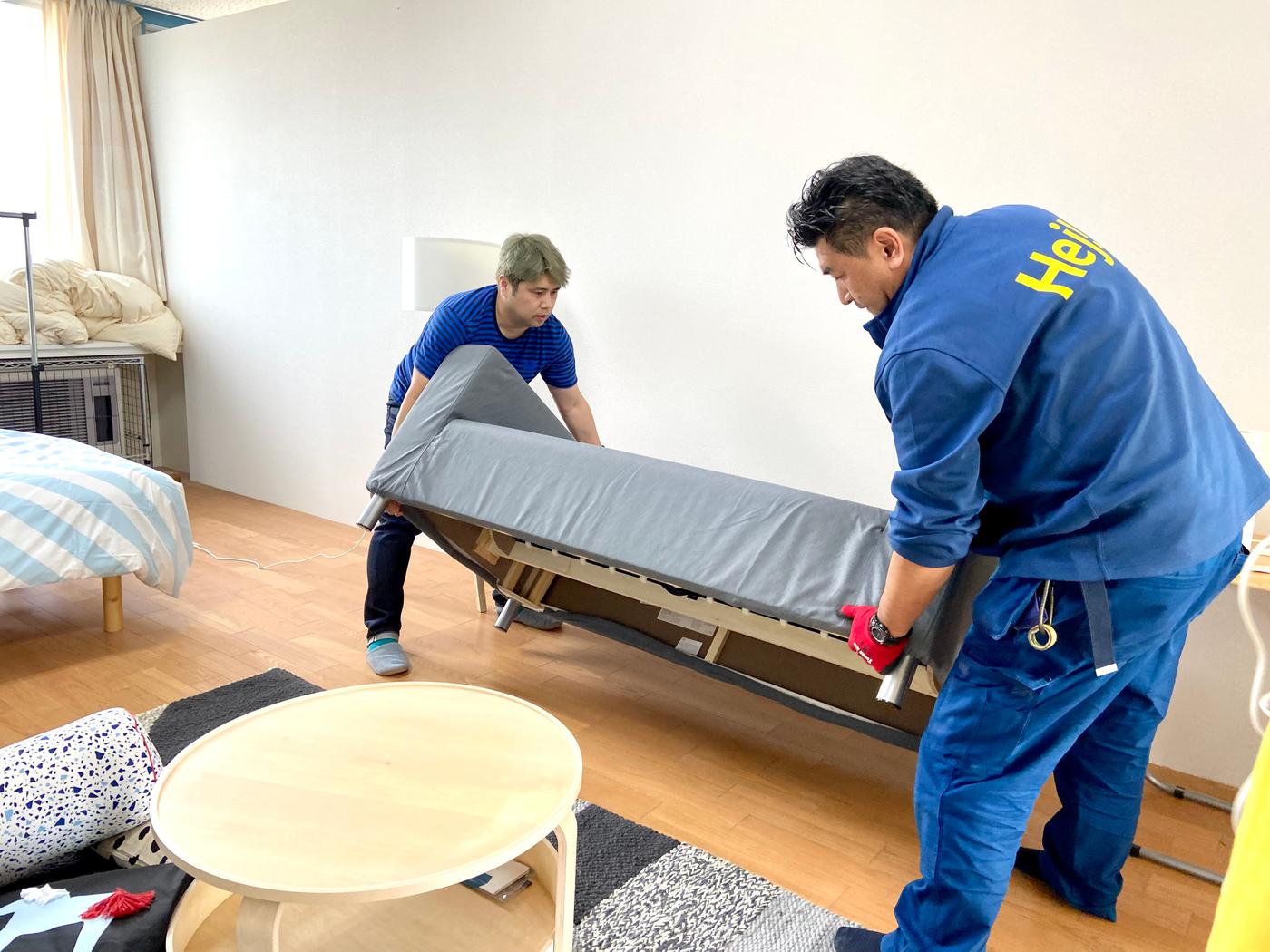 ソファを運ぶ2名のイケアスタッフ