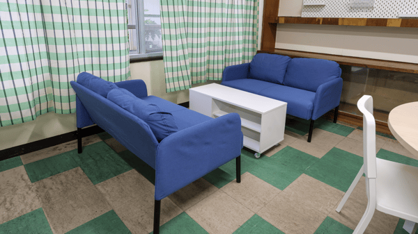 ソファや棚、テーブルや椅子が配置されてる部屋