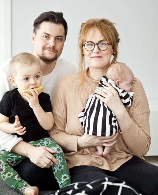Sofie e Jimmy con i loro figli in braccio.