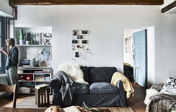 Soggiorno con pareti bianche e divano grigio - IKEA