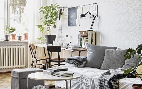 Soggiorno con un divano e un tavolo dai colori neutri - IKEA