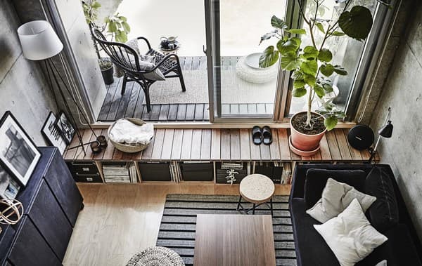 Soggiorno in grigio e nero con patio e porte-finestre - IKEA