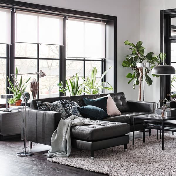 Soggiorno nero, beige e bianco con divano con chaise-longue e poltrone in pelle nera – IKEA