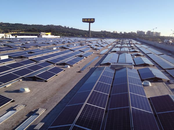 Solaranlage auf einem IKEA Dach.