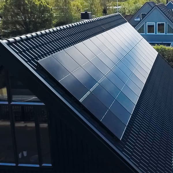 Solstrålepaneler på svart tak.