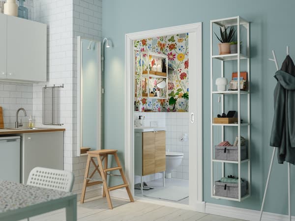 Solutions for laying out and taking advantage of a small bathroom