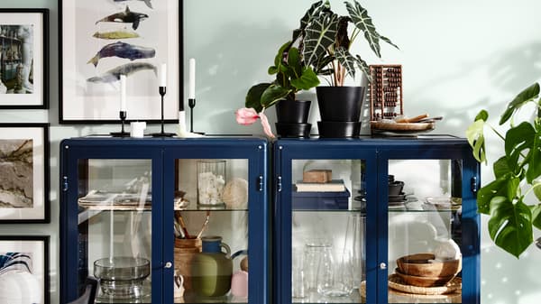 Soluzioni funzionali in un soggiorno con vetrine FABRIKÖR blu - IKEA