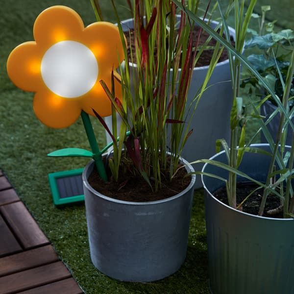 SOLVINDEN عصا إضاءة LED بلاستيكية تعمل بالطاقة الشمسية في إناء نباتات.