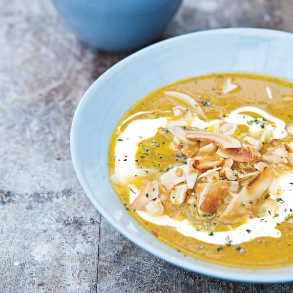Sopa de cenoura com cobertura de coco e amendoim e iogurte