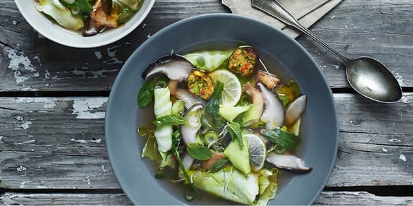 Sopa de verdures amb mandonguilles vegetals