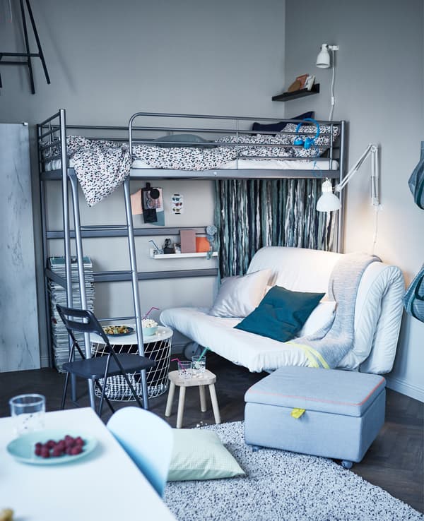 Sortez un module siège IKEA SLÄKT sur roulettes, qui fera office de siège d’appoint pour les invités. Il sert aussi de rangement portable pour le linge de lit, les jouets et les trésors secrets. 