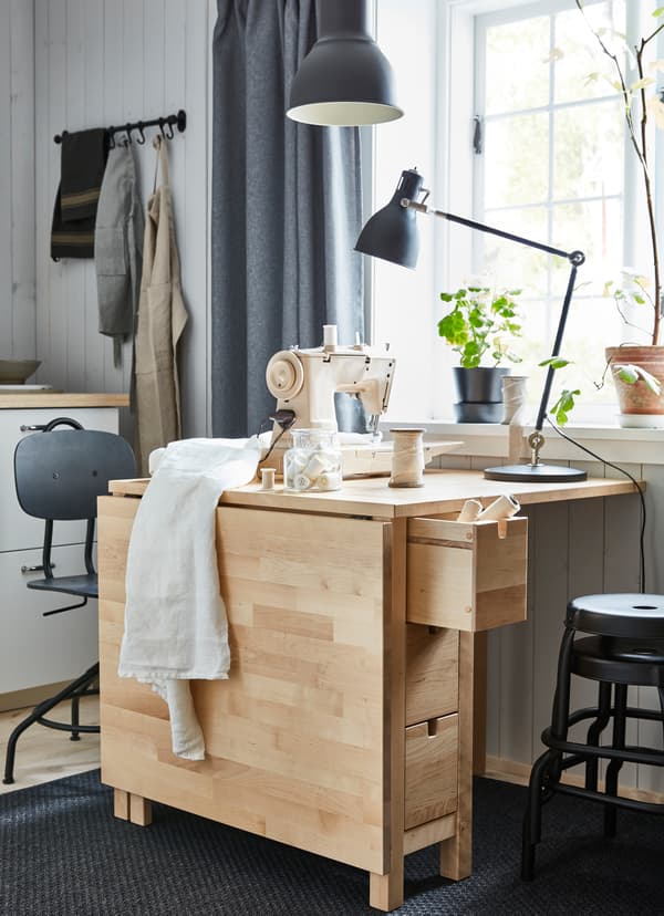 Sosnowy stół rozkładany IKEA NORDEN z opuszczanym blatem z opuszczoną jedną połową blatu.