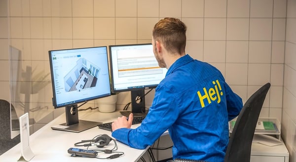 Сотрудник IKEA планирует кухню