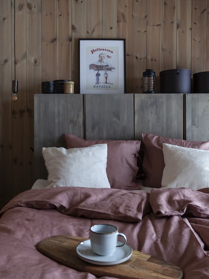 Sov godt på hytta med gode oppbevaringsløsninger.