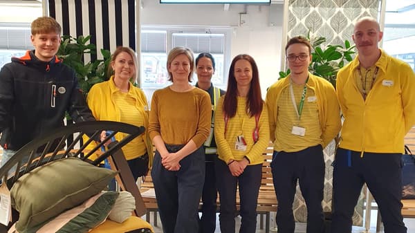 Soziales Projekt: Übergabe durch IKEA Mitarbeiter:innen an Lobby16